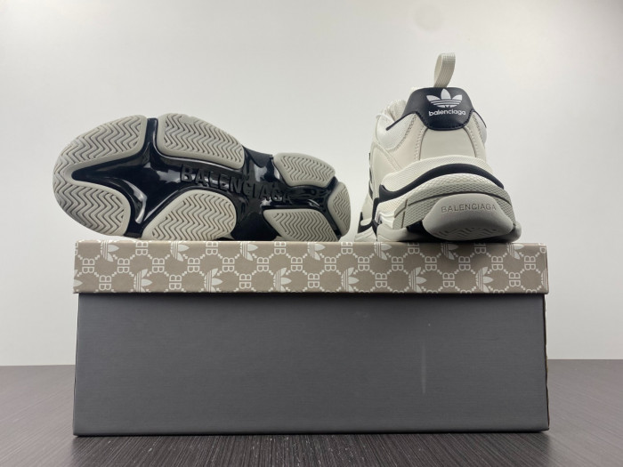 BLCG SNEAKER TRIPLE.S.