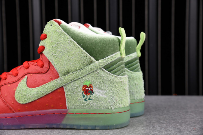 NIKE SB DUNK HIGH STRAWBERRY COUGH CW7093-600