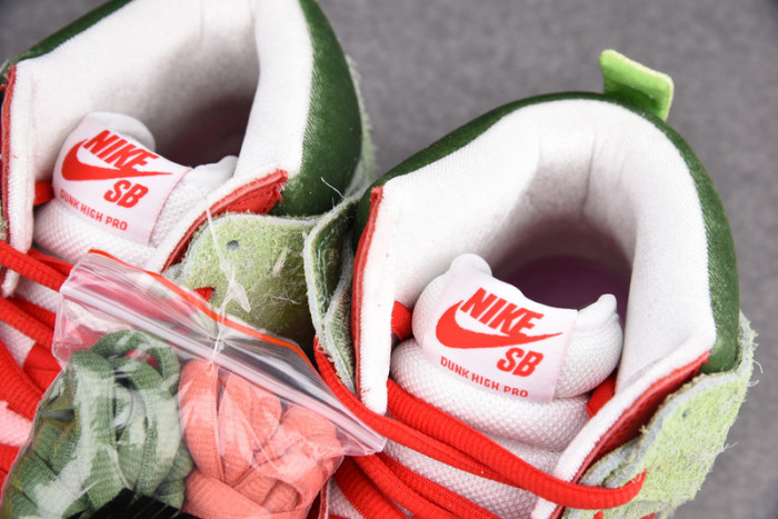 NIKE SB DUNK HIGH STRAWBERRY COUGH CW7093-600