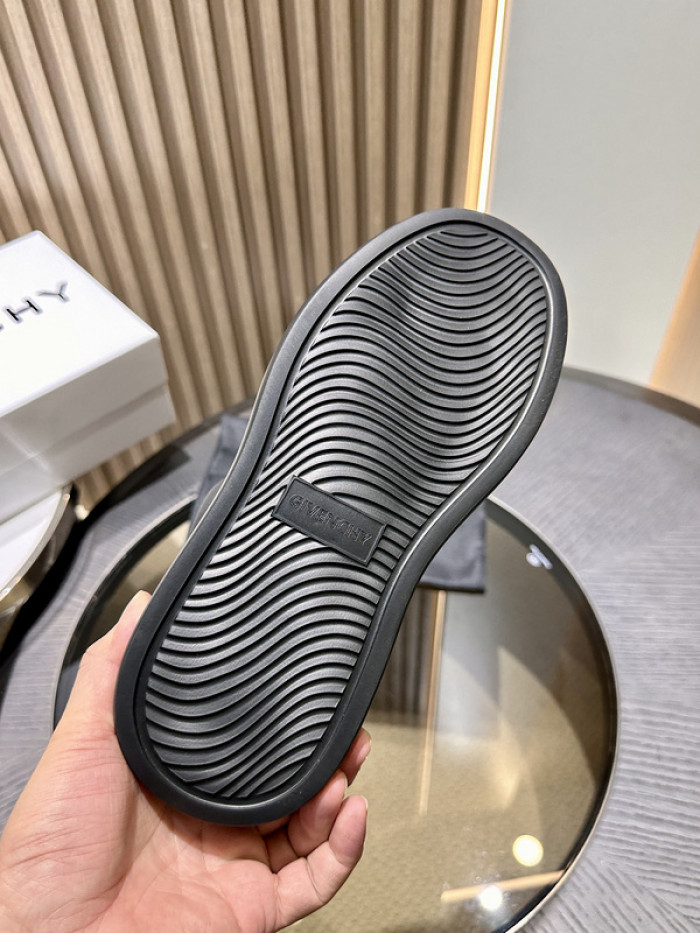 GIVENCHY SNEAKER