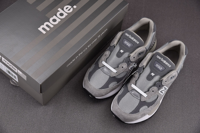 New Balance  M992GR