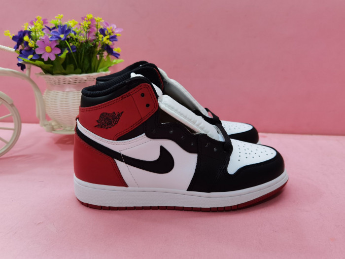 Air Jordan 1 Retro Black Toe 555088-125