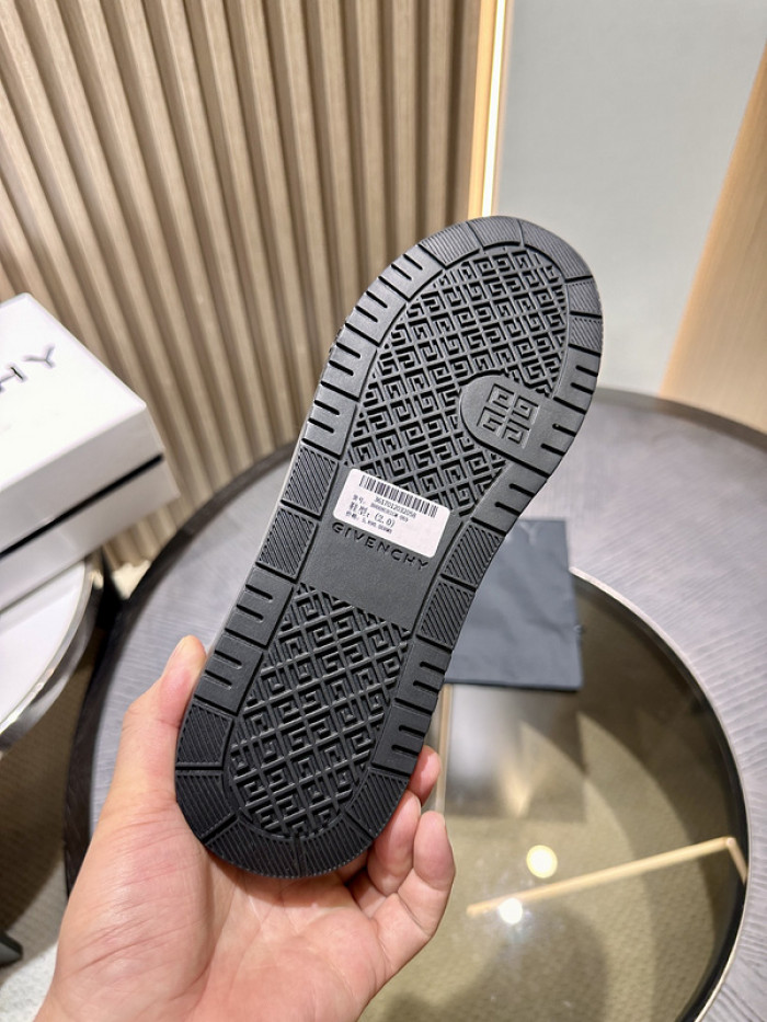 GIVENCHY SNEAKER