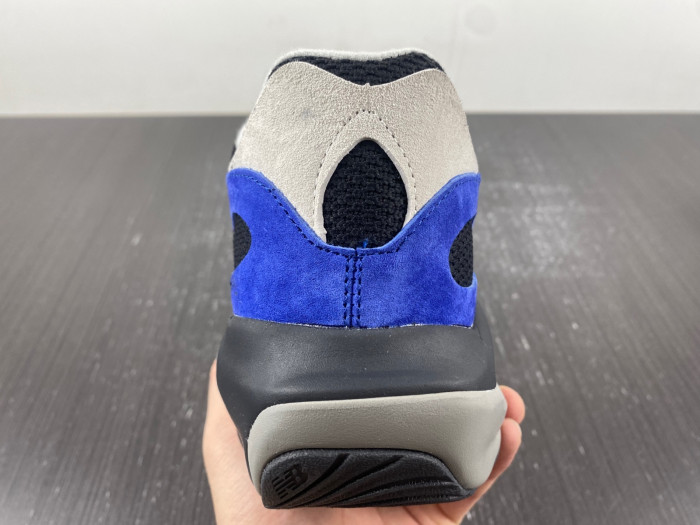 New Balance  SNEAKER